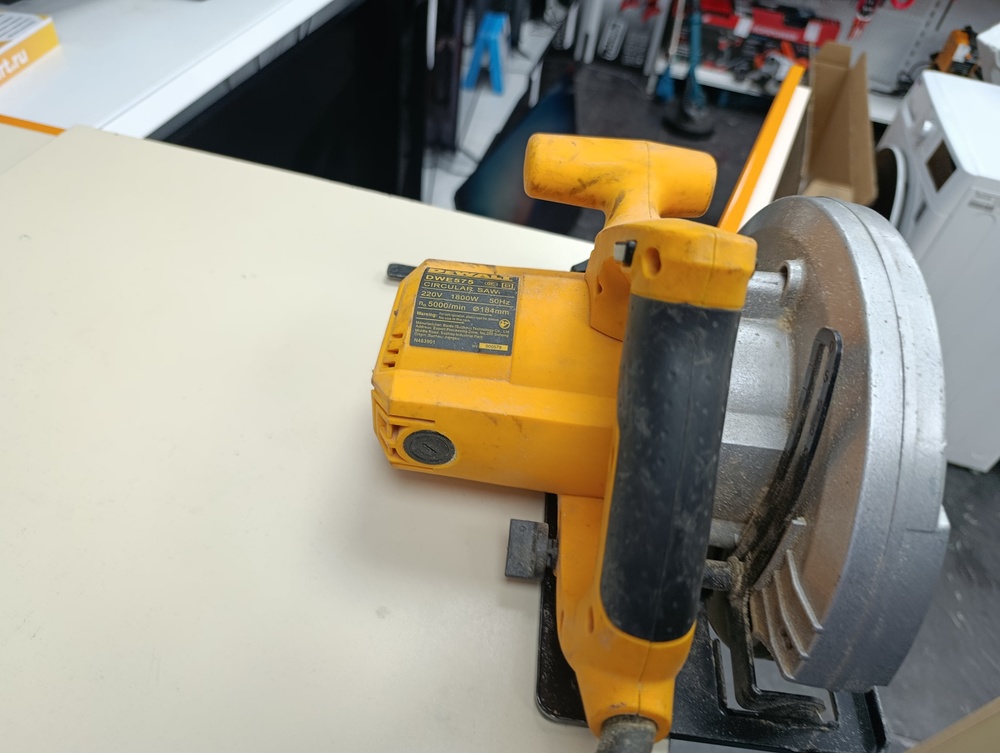 Дисковая пила Dewalt DWE 575