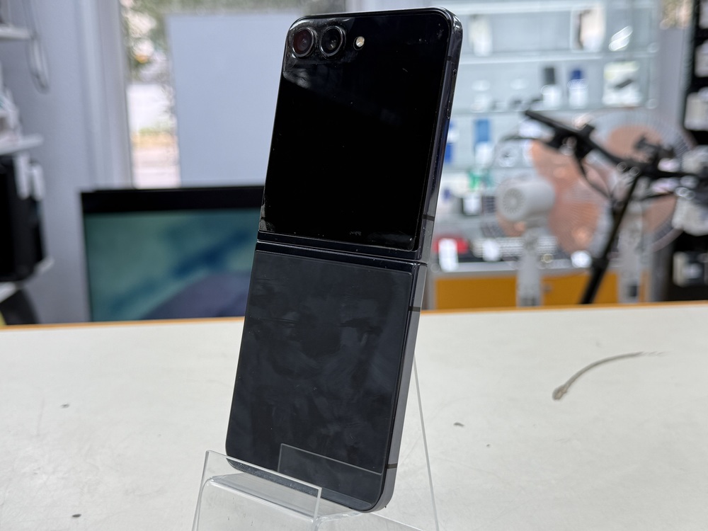 Смартфон Samsung Galaxy Z Flip 5 8/256