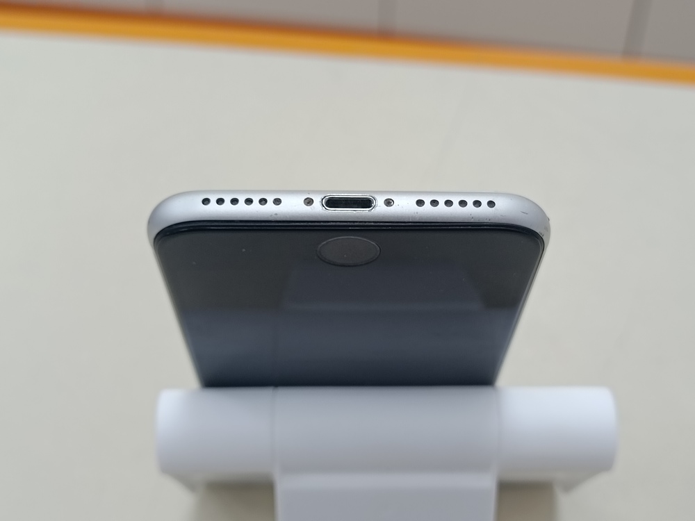 Смартфон Apple iPhone SE 2020 128Gb