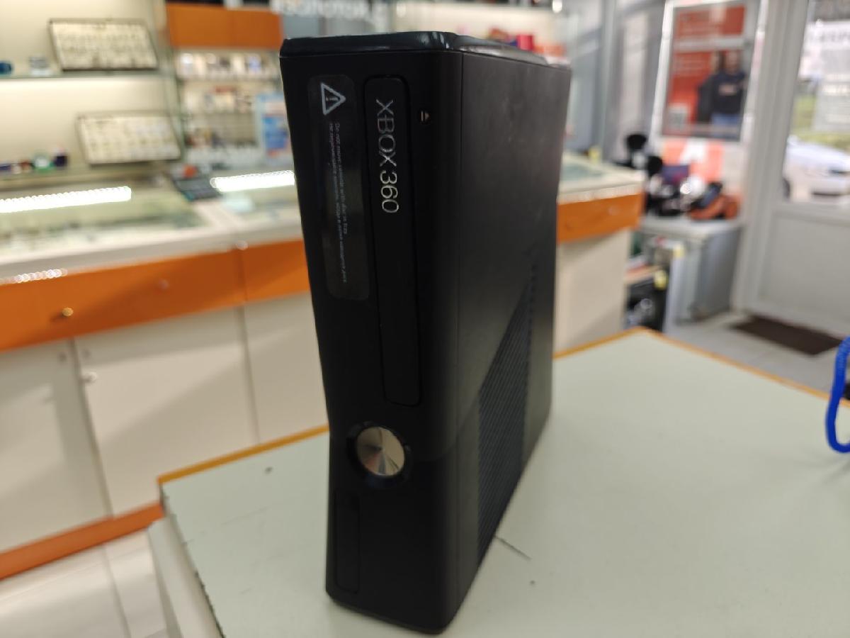 Игровая приставка Xbox 360;