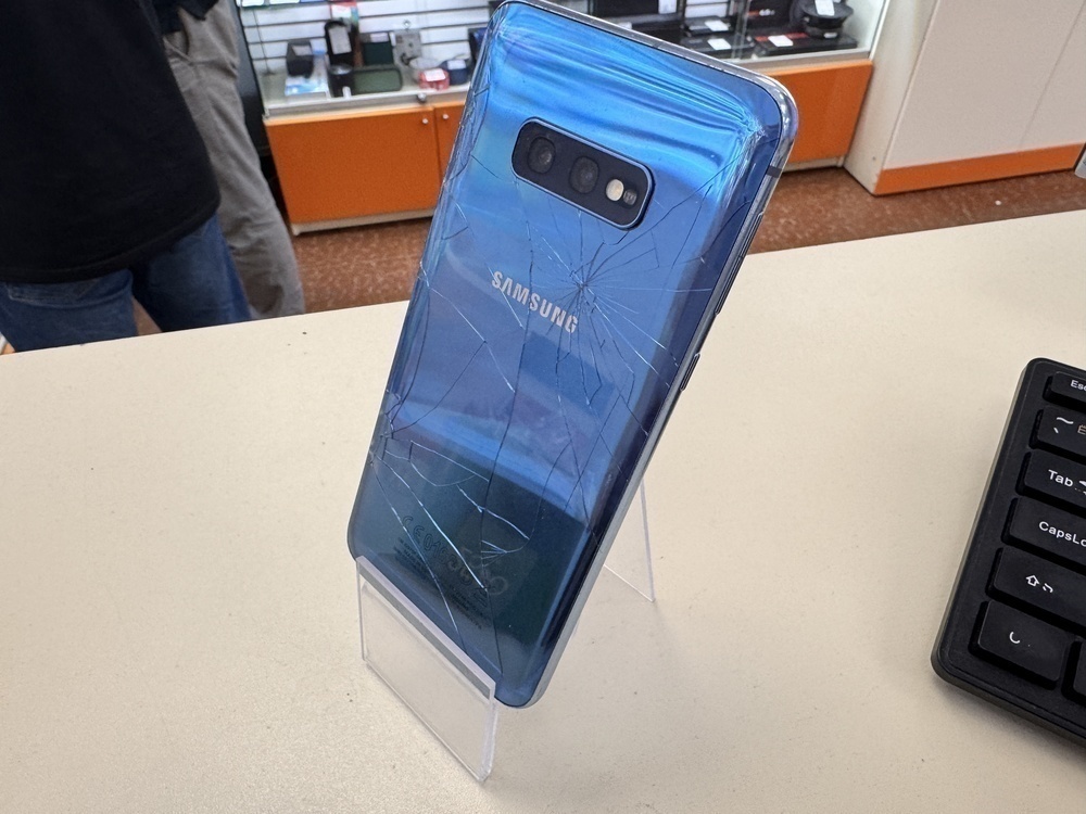 Смартфон Samsung Galaxy S10e 6/128