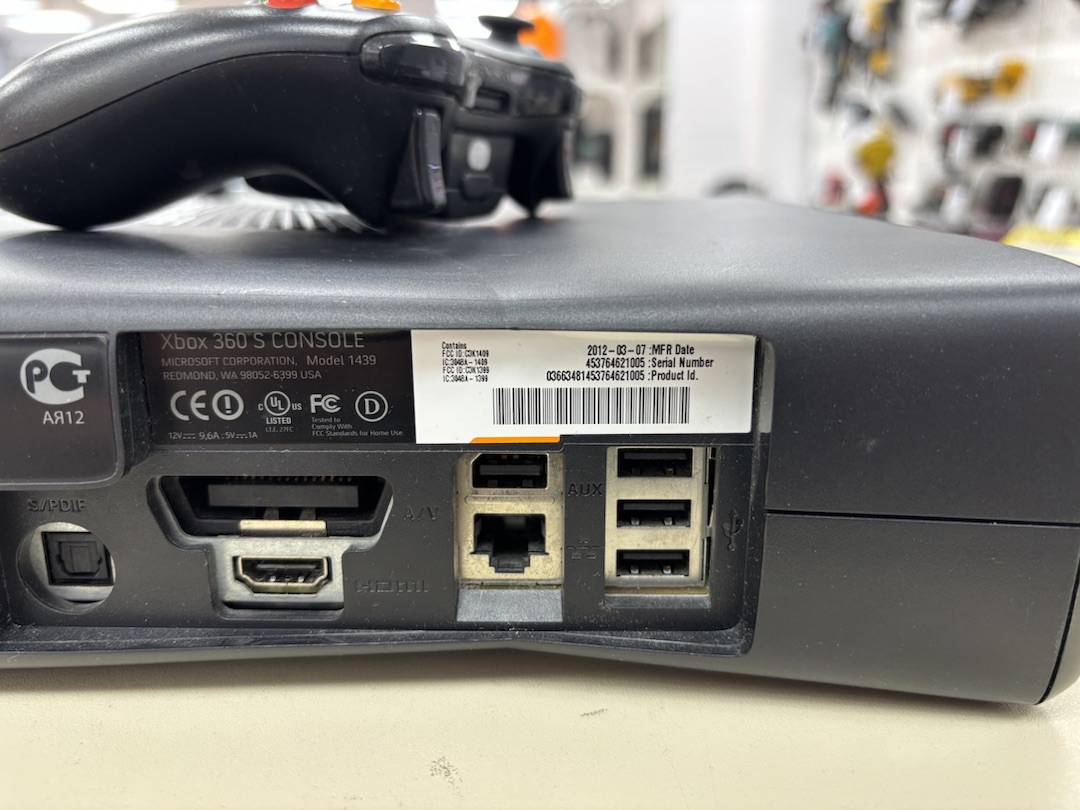 Игровая приставка Xbox 360;