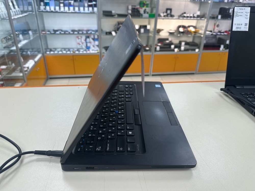 Ноутбук DELL; Core i5-7300U, Intel HD Graphics 620, 8 Гб, 256 Гб, Нет