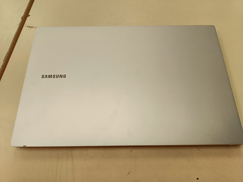 Ноутбук Samsung Galaxy book NP750; Core i5-1135G7, Intel iris XE Graphics, 8 Гб, 240 Гб, Нет