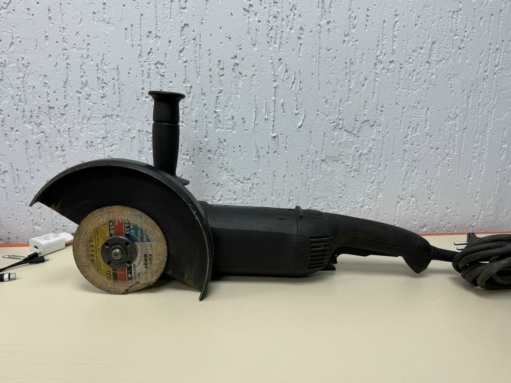 Угловая шлифмашина Ferm AMG1118P