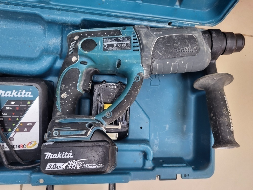 Перфоратор Makita DHR202RF