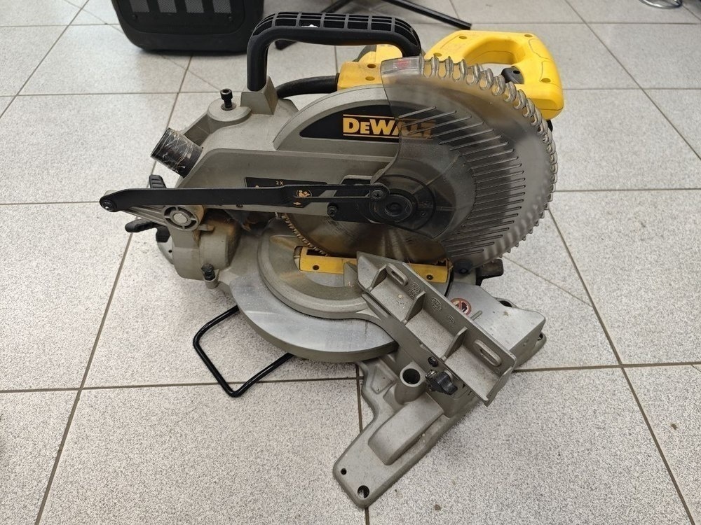 Дисковая пила Dewalt DW 714