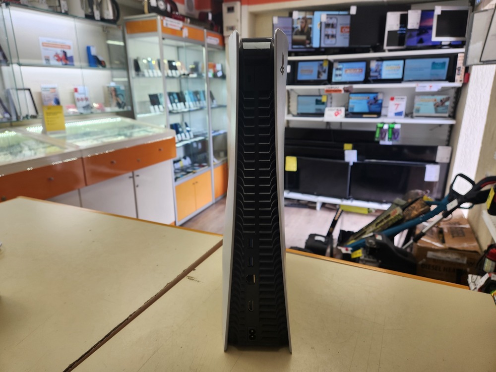 Игровая приставка PlayStation 5 825Gb (С дисководом) Игровая приставка PlayStation 5 825Gb (С дисководом)