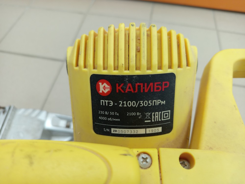 Торцовочная пила Калибр ПТЭ-2100/305