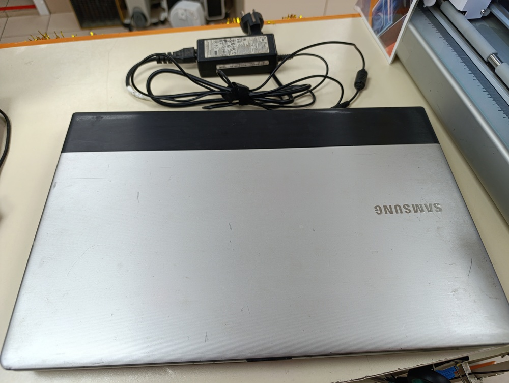 Ноутбук Samsung 300E; Pentium B950, HD Graphics, 4 Гб, 500 Гб