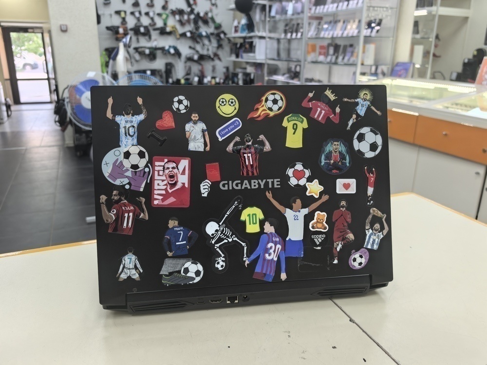 Ноутбук Gigabite;  Core I5-11400H, GeForce RTX 3060, 16 Гб, 512 GB, Нет