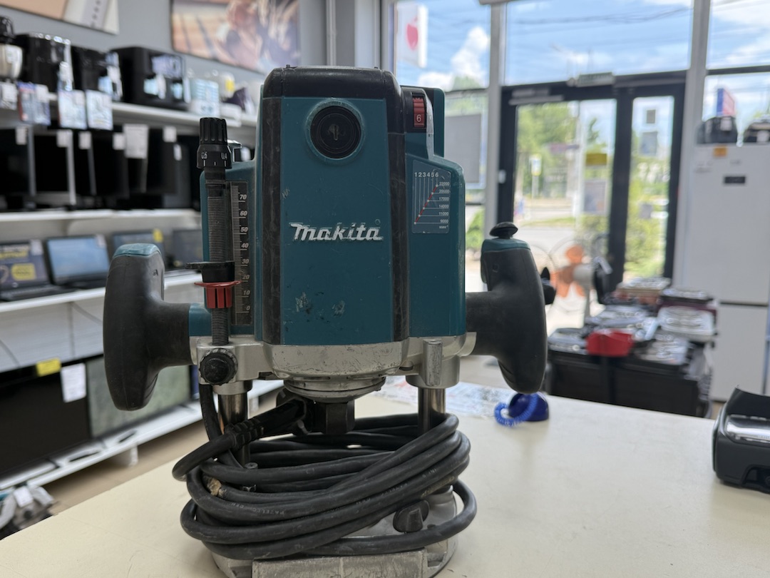 Фрезер Makita RP2301FC