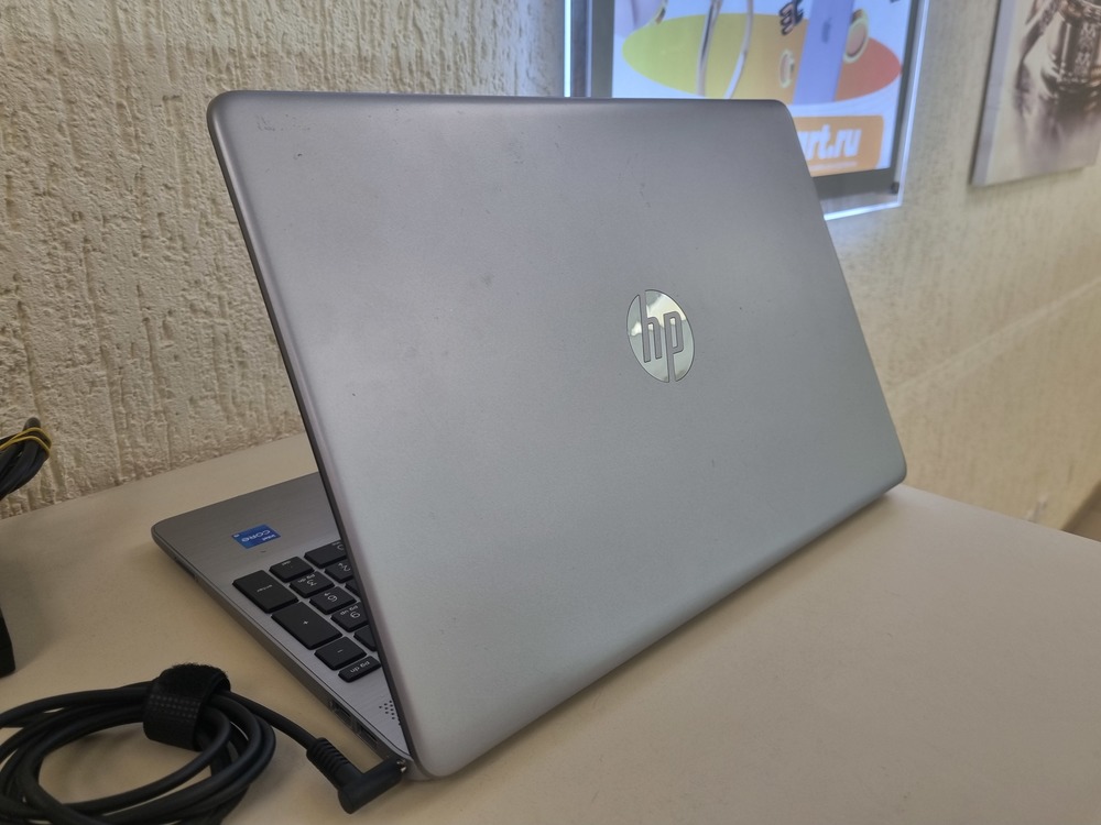 Ноутбук HP 250 G8; Core i5-1135G7, Intel iris XE Graphics, 8 Гб, 250 Гб, Нет