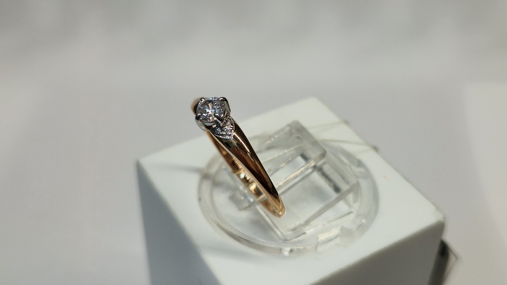 КОЛЬЦО С КАМНЯМИ (Au 585)