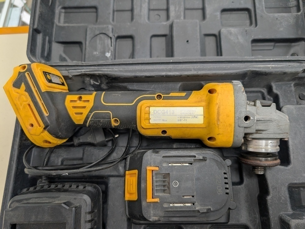 Угловая шлифмашина Dewalt DCG413