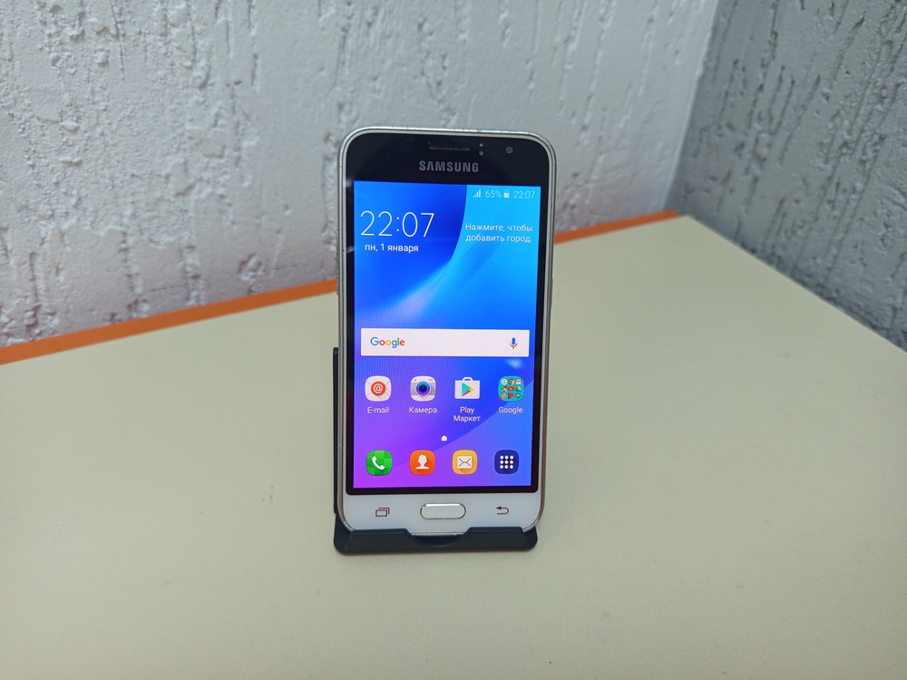 Смартфон Samsung Galaxy J1 2016 1/8
