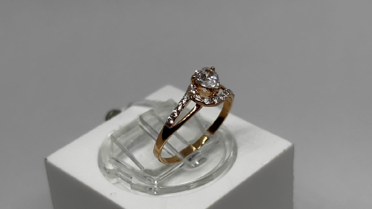 КОЛЬЦО С КАМНЯМИ (Au 585)