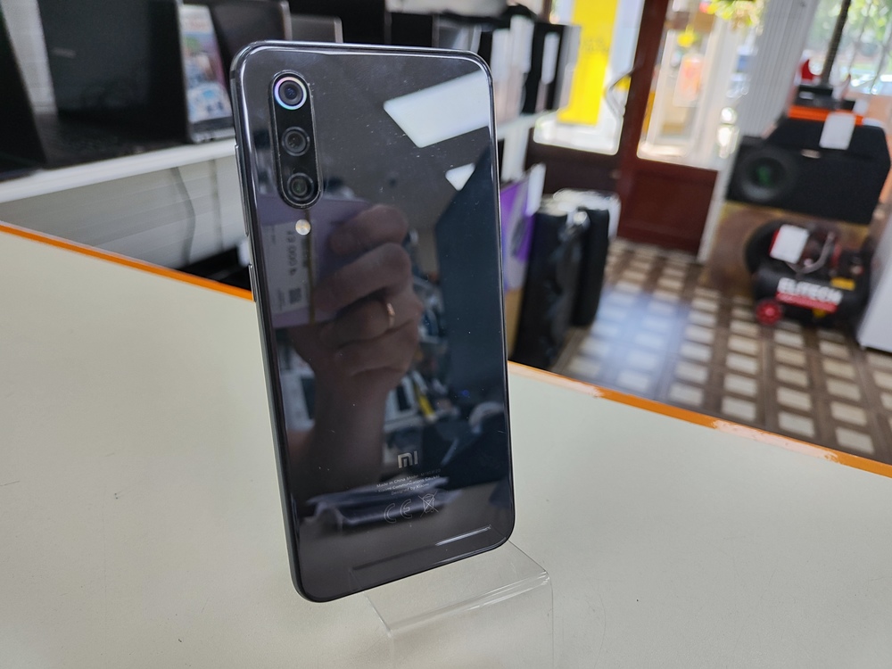 Смартфон Xiaomi MI 9SE 6/128