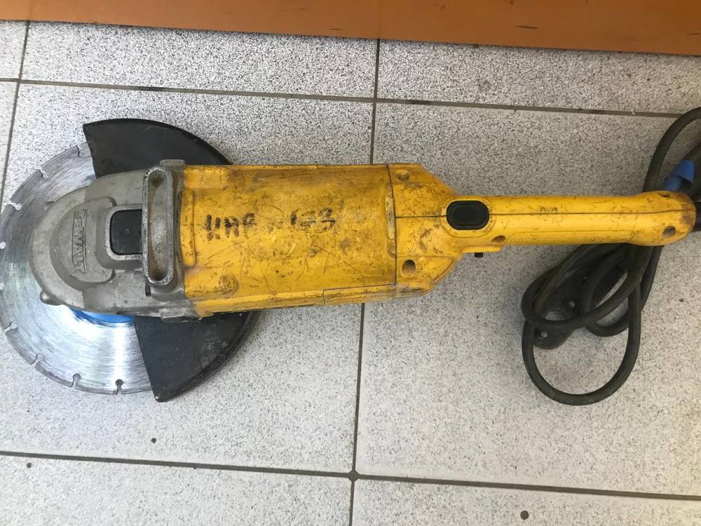 Угловая шлифмашина Dewalt D28410