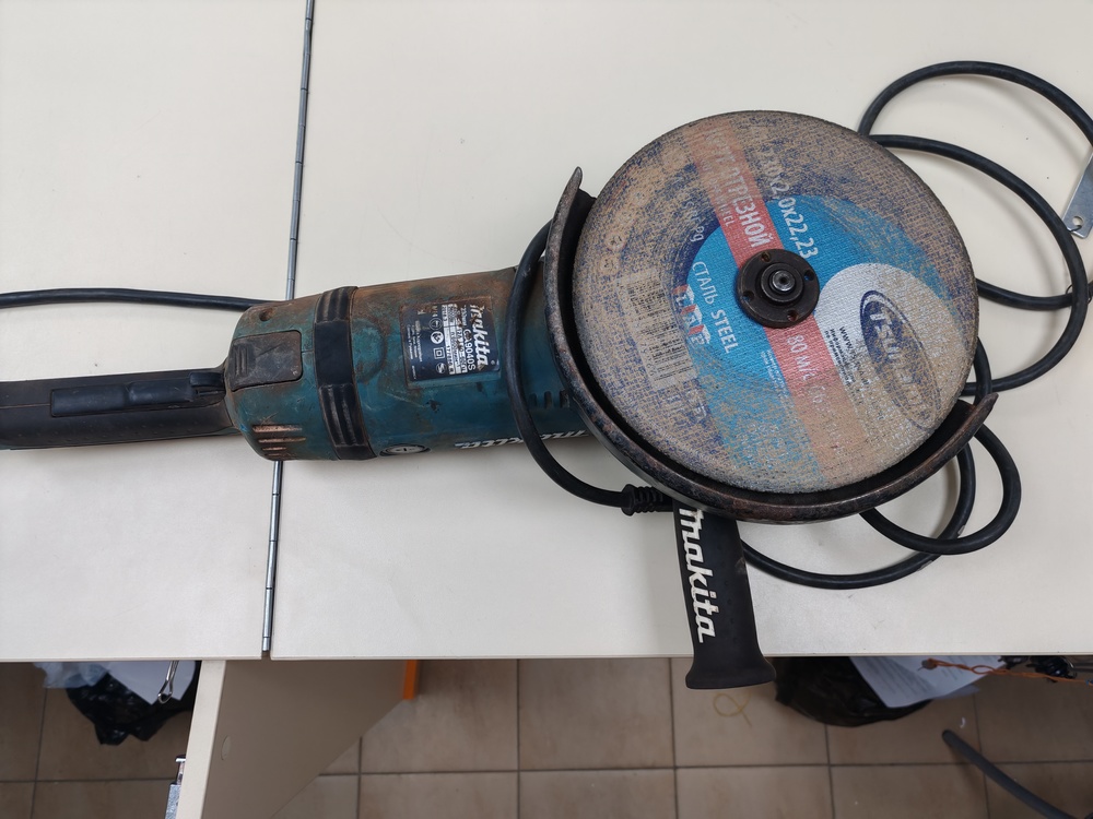 Угловая шлифмашина Makita GA9040S