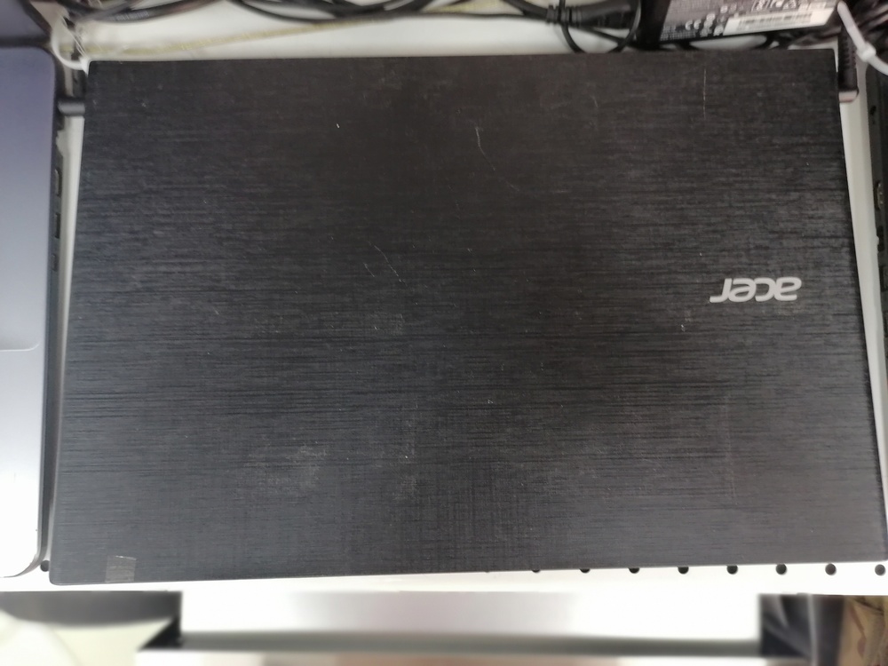 Ноутбук Acer; Core i3-6100U, GeForce 940MX, 8 Гб, 240 Гб, Нет