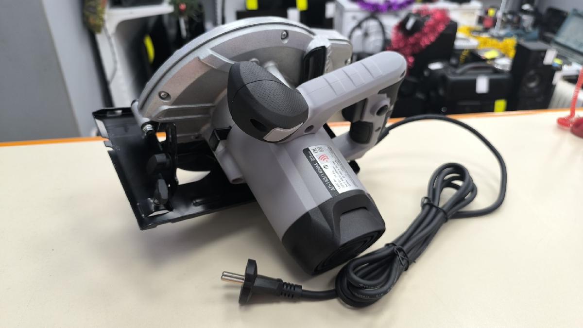 Дисковая пила Интерскол ДП-185/1400М (785.1.0.70)