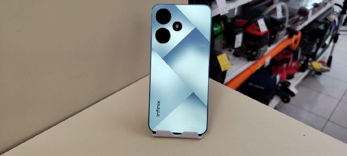 Смартфон Infinix HOT 30i 4/64