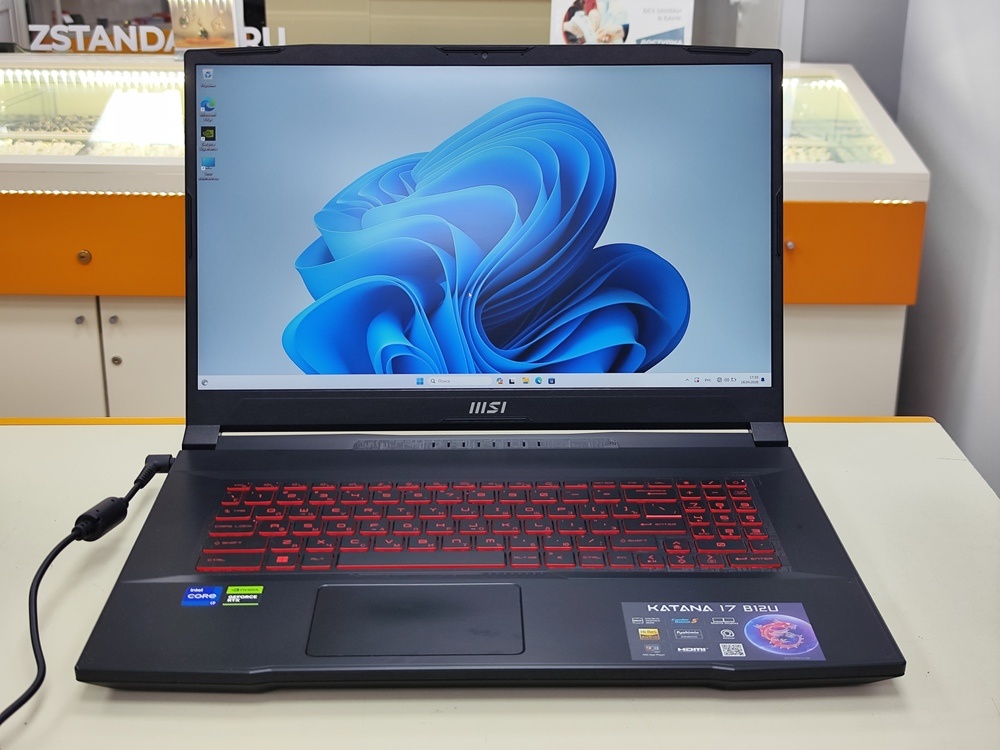 Ноутбук MSI 820XRU; Intel Core i7-12650H, GeForce RTX 3050, 16 Гб, 500 Гб, Нет