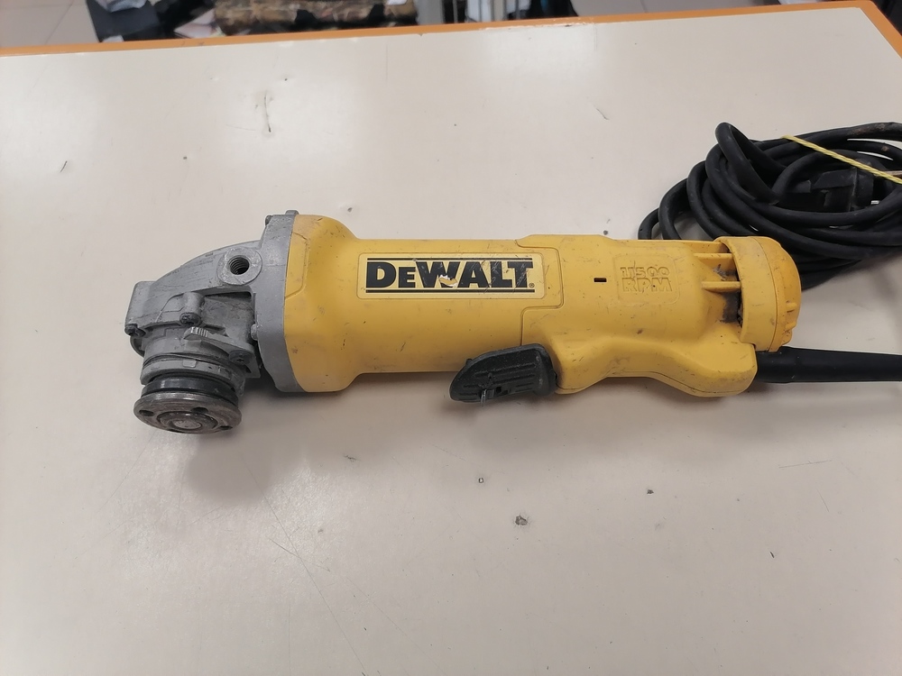 Угловая шлифмашина Dewalt DWE4233-QS