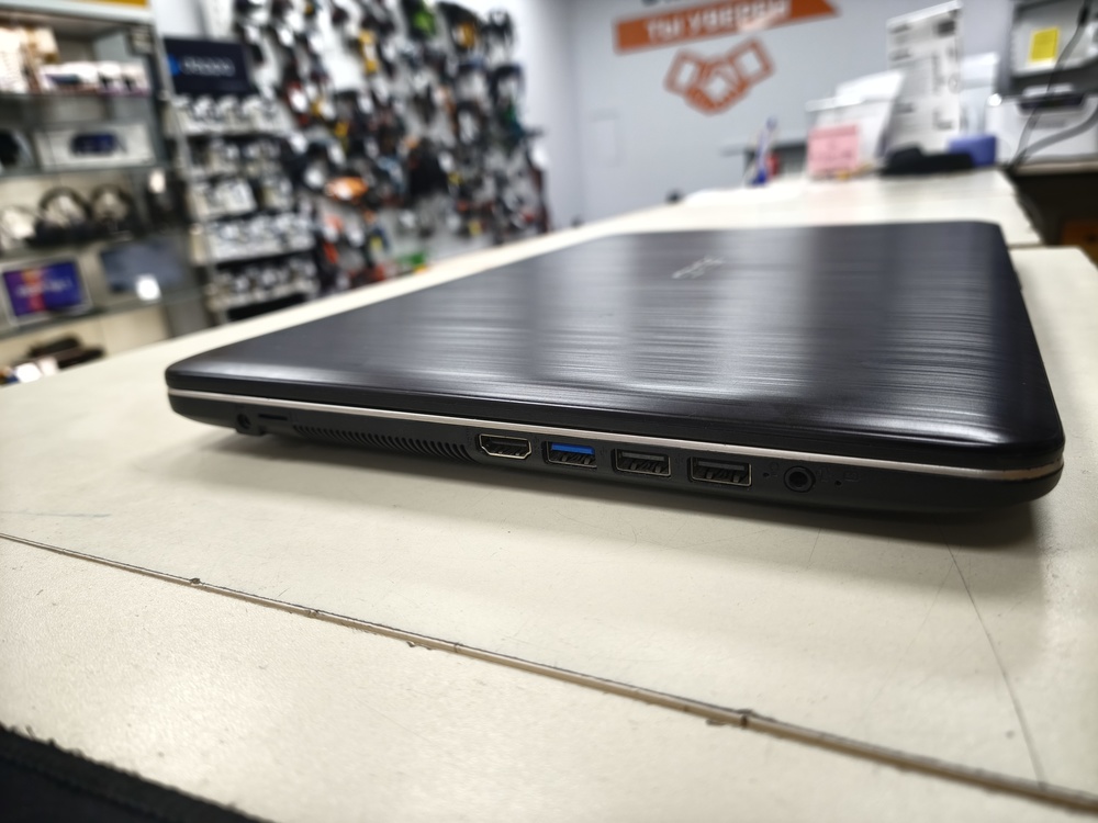 Ноутбук ASUS F540B; A9-9425, Radeon R5 series, 8 Гб, 250 Гб, Нет