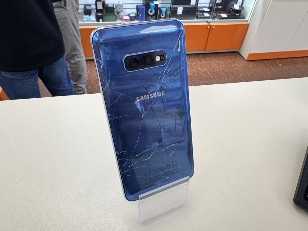 Смартфон Samsung Galaxy S10e 6/128