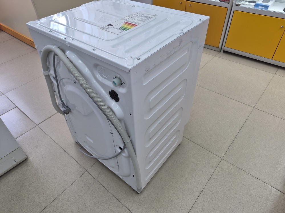 Встраиваемая стиральная машина Hotpoint BI WDHT 8548 V