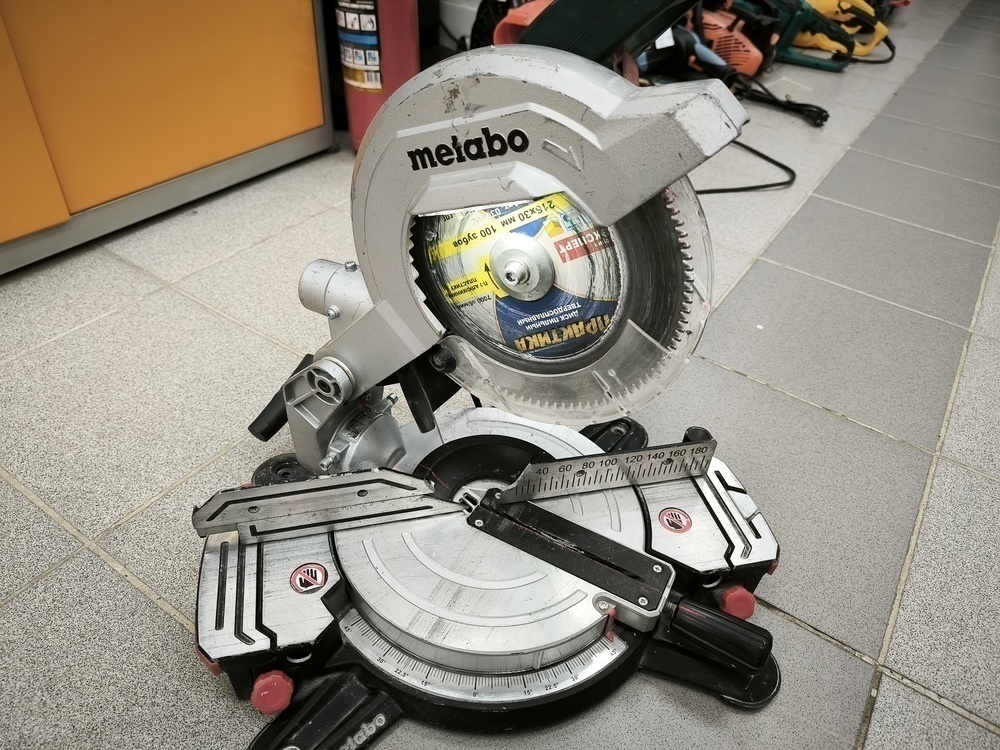 Торцовочная пила METABO KS216M