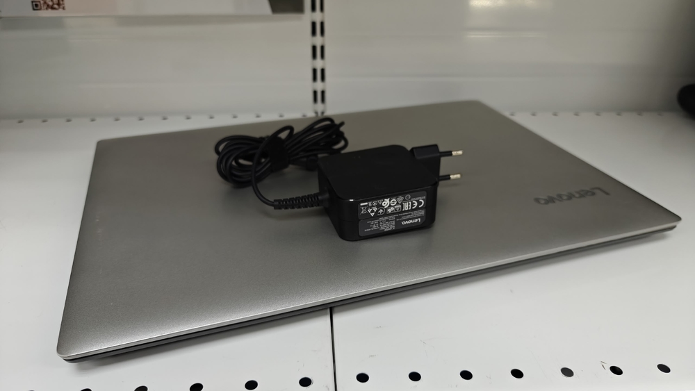 Ноутбук Lenovo; Core i3-6006U, Intel HD Graphics 520, 4 Гб, 240 Гб, Нет