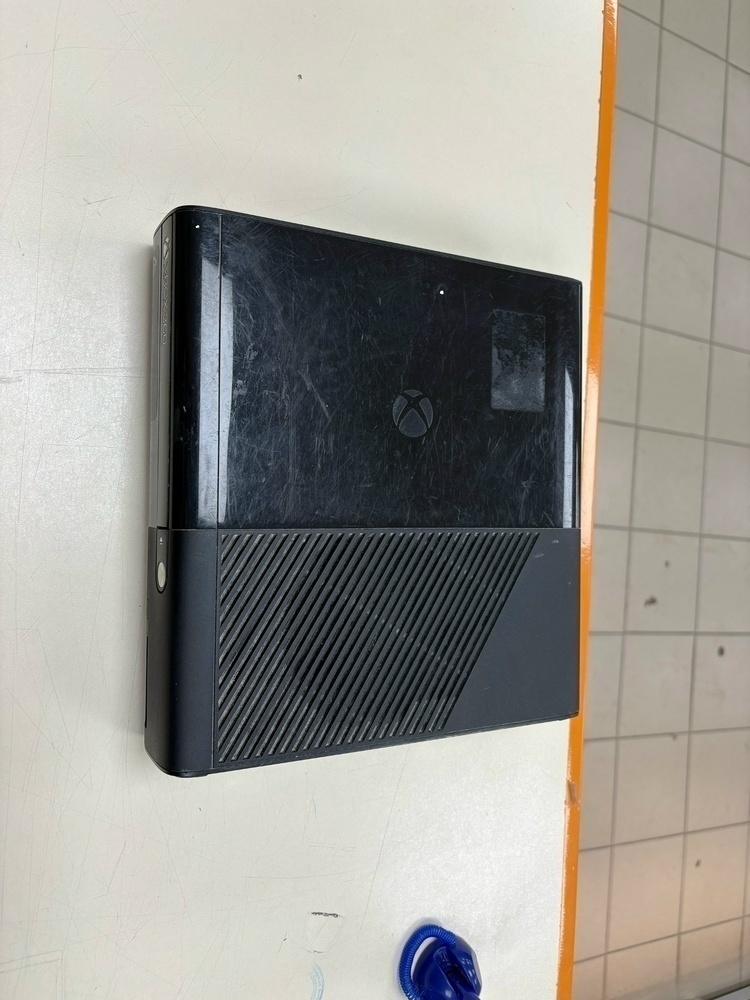 Игровая приставка Xbox 360;