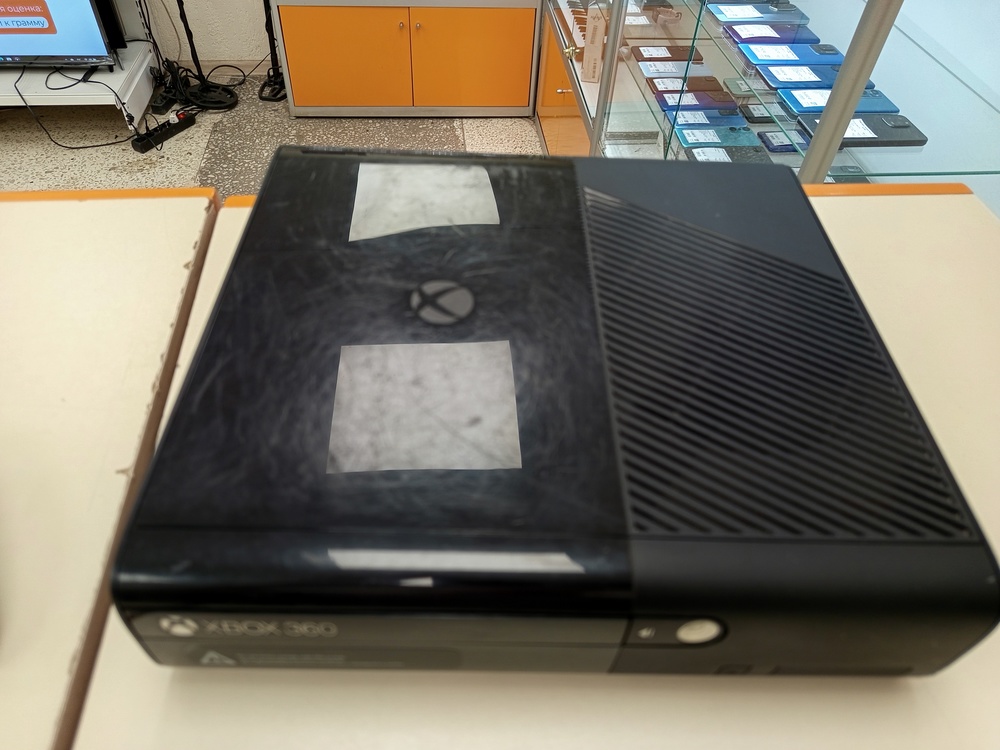 Игровая приставка Xbox 360;