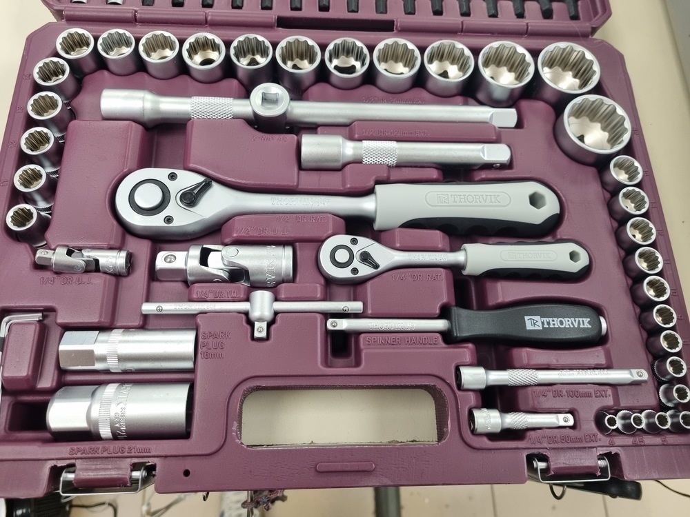 Набор инструментов Thorvik UTS0082