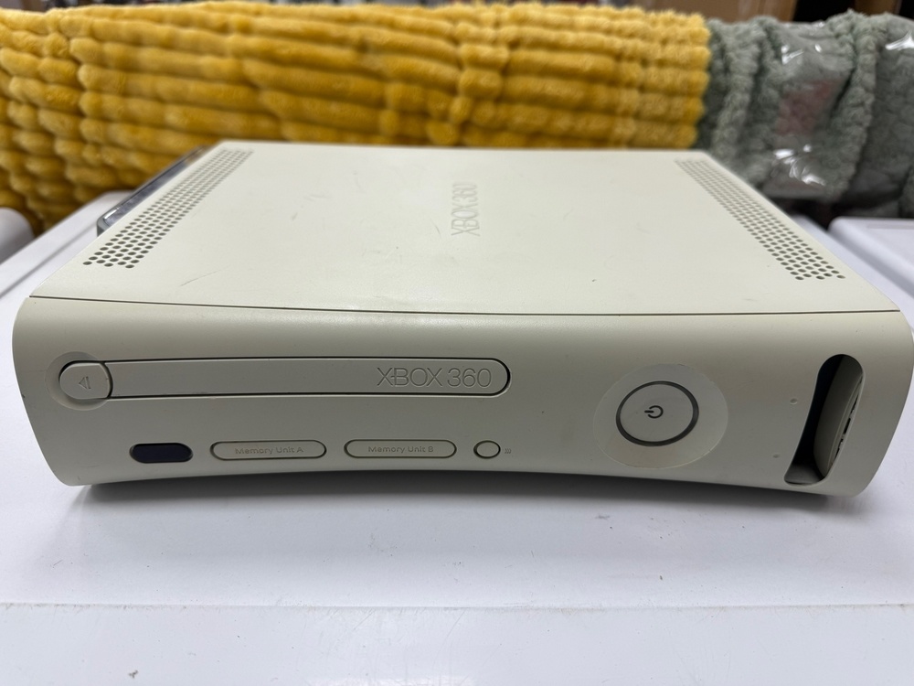 Игровая приставка Xbox 360;