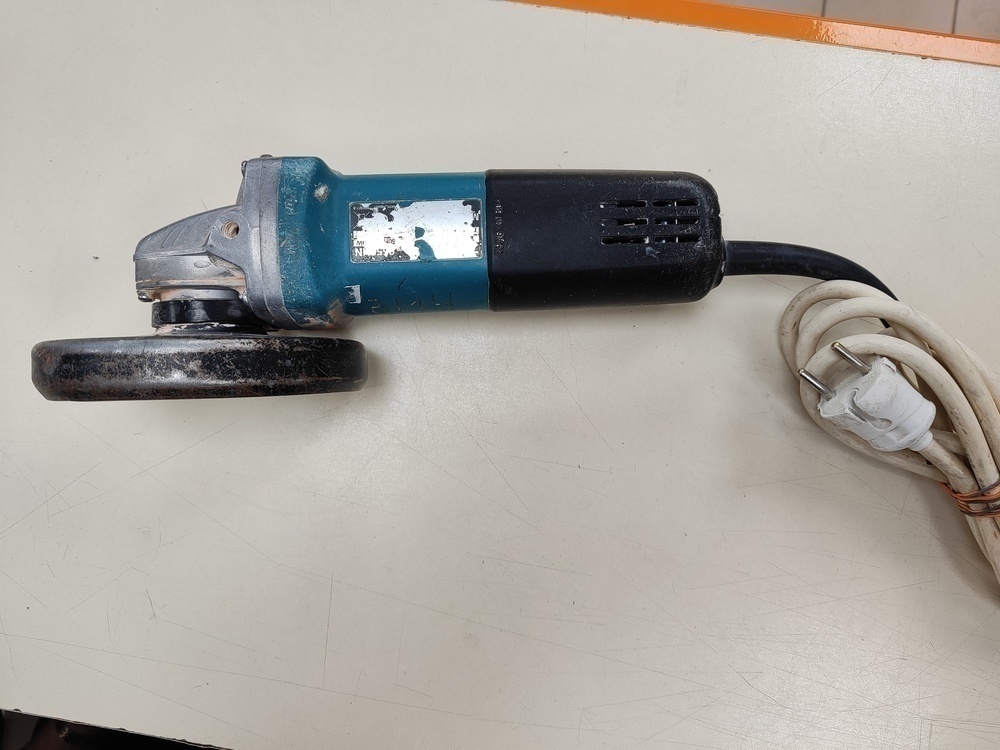 Угловая шлифмашина Makita 9555 NH
