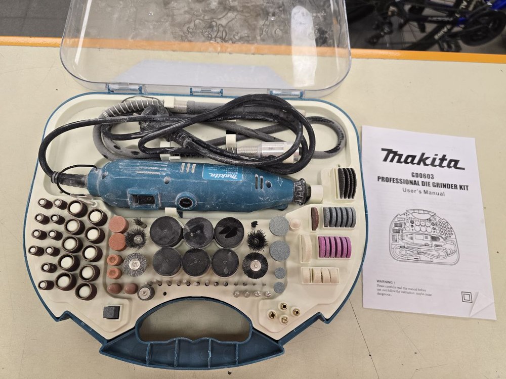 Гравер Makita GD0603