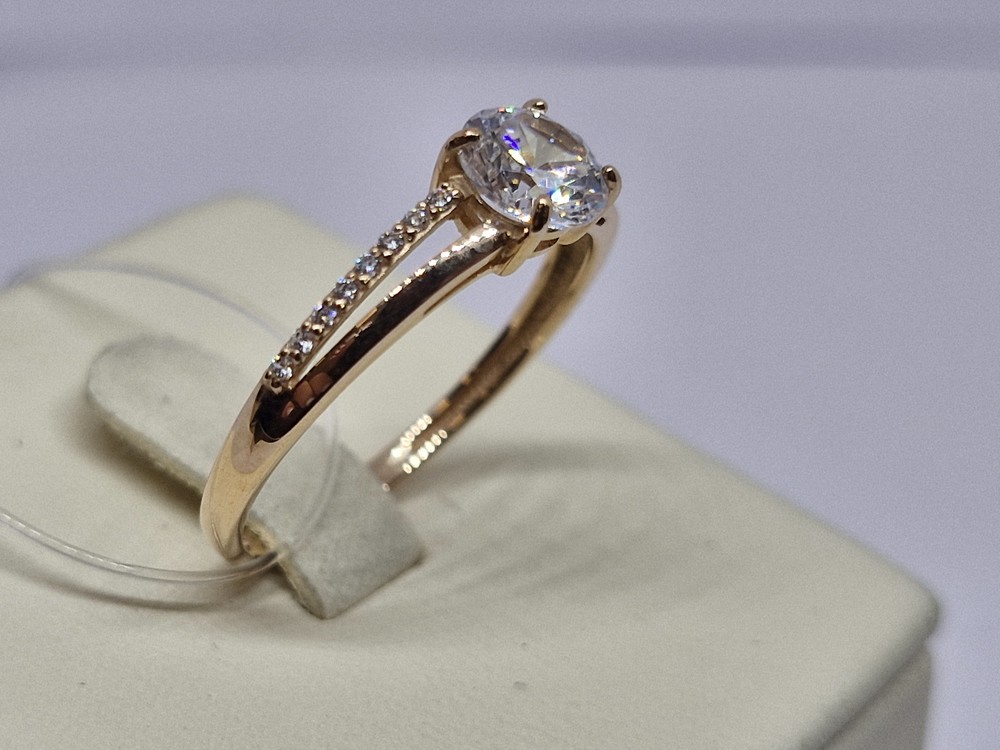 КОЛЬЦО С КАМНЯМИ (Au 585)