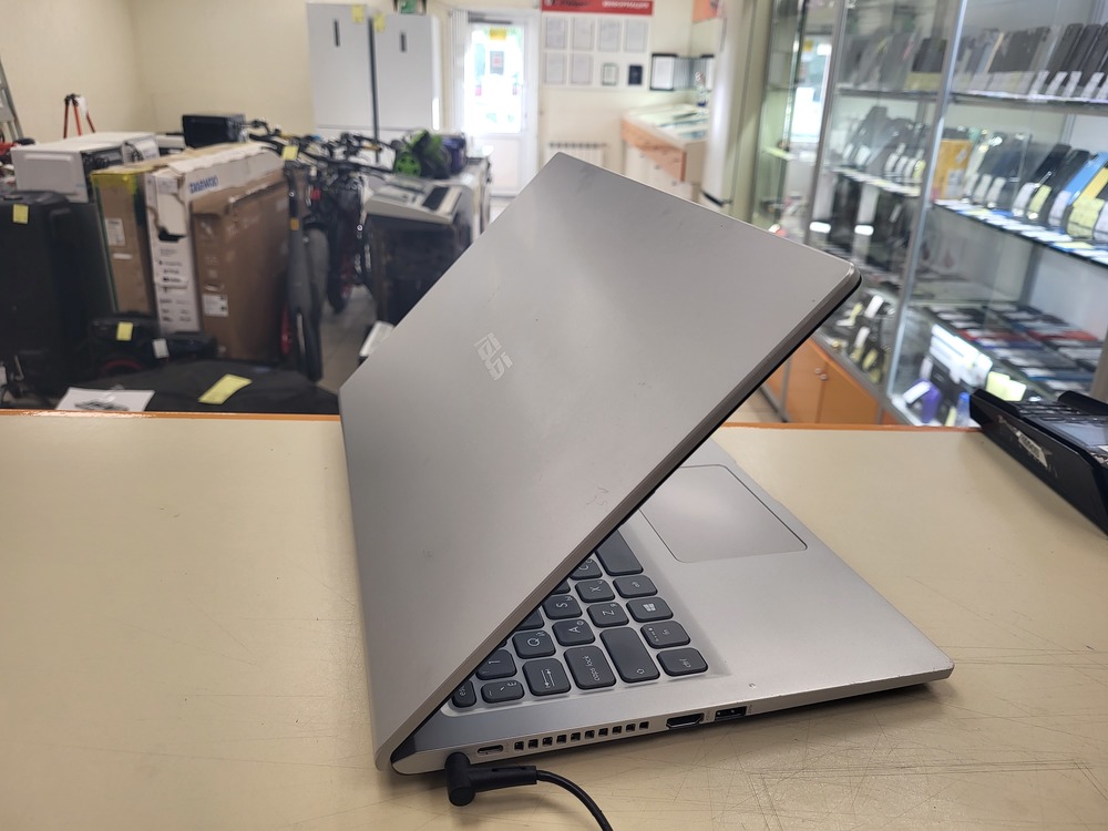 Ноутбук ASUS; Pentium 6805, GeForce MX130, 8 Гб, 240 Гб, Нет