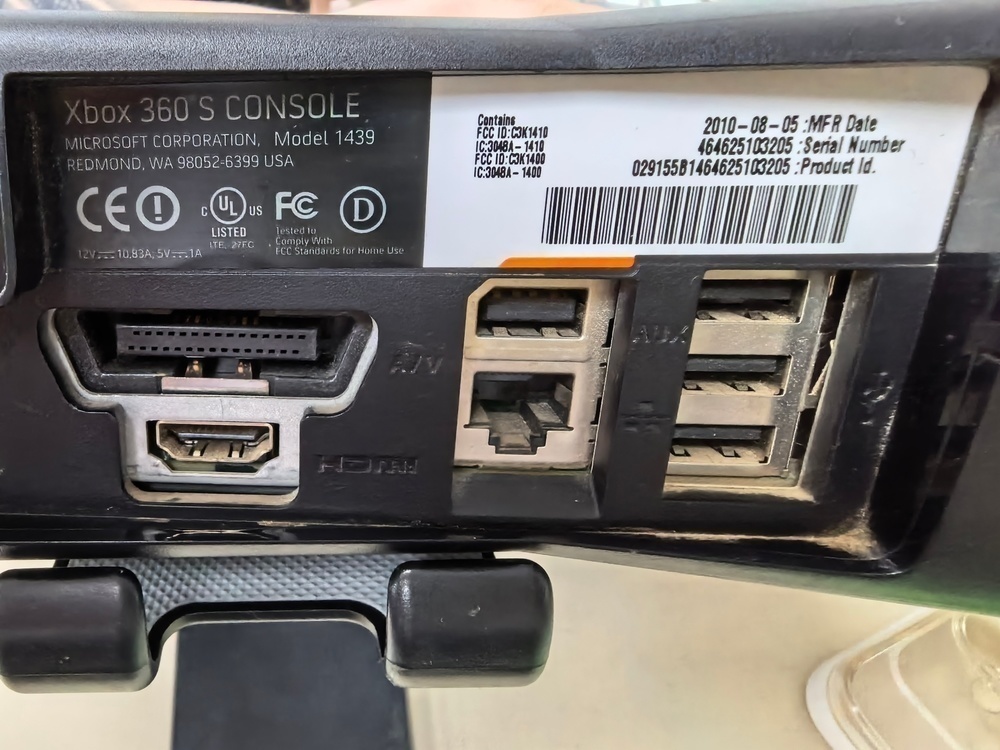 Игровая приставка Xbox 360;