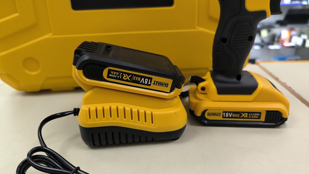 Шуруповерт Dewalt 18V XR;
