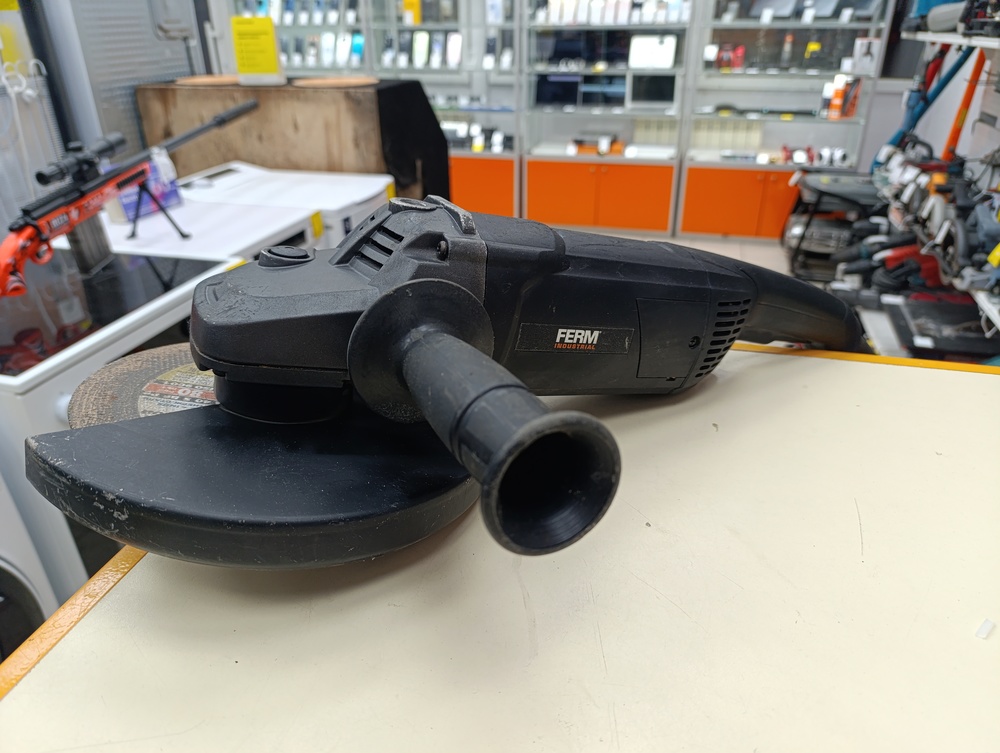 Угловая шлифмашина Ferm AGM1119Р