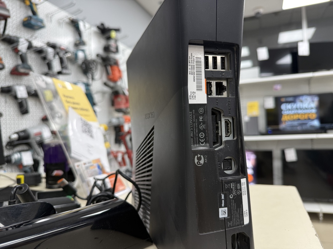 Игровая приставка Xbox 360;