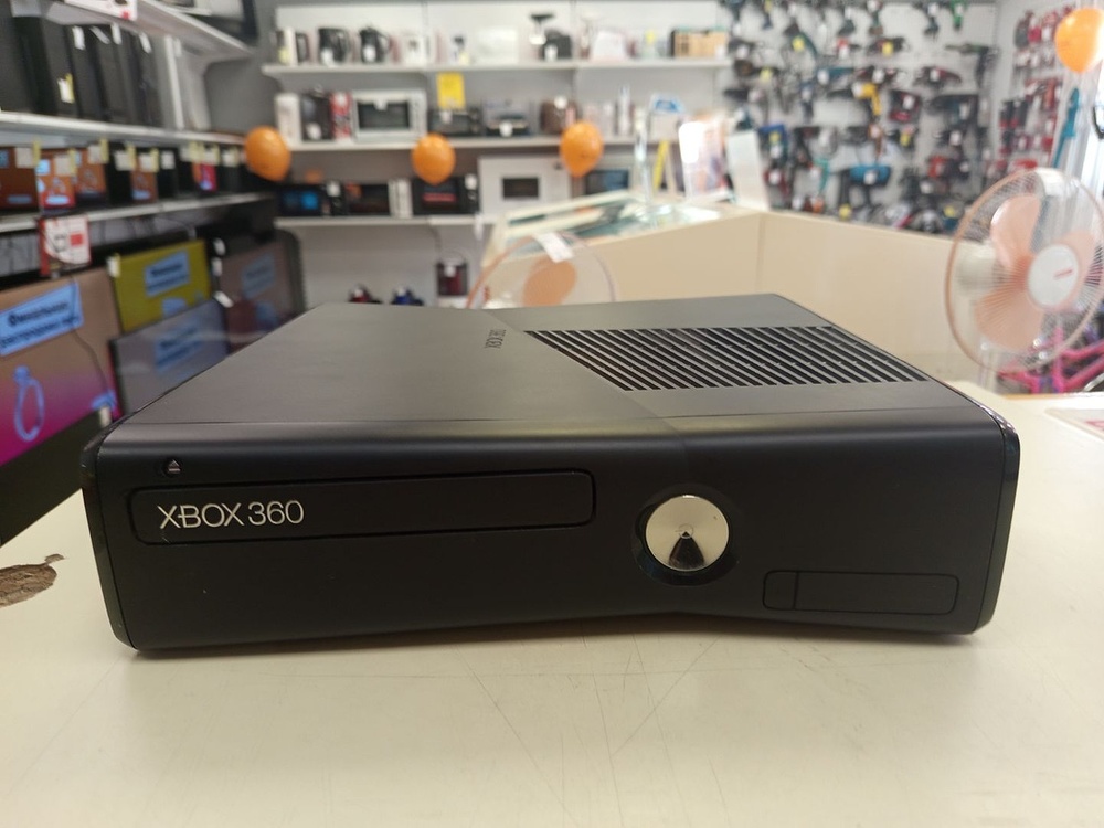 Игровая приставка Xbox 360;