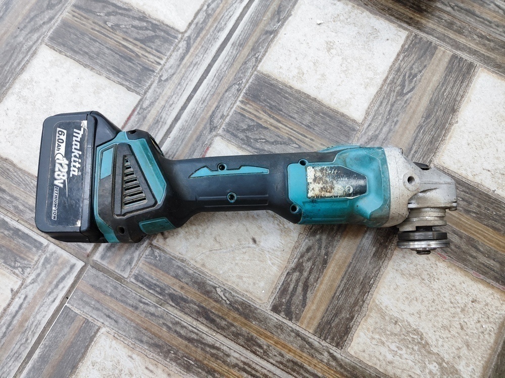 Угловая шлифмашина Makita DGA404