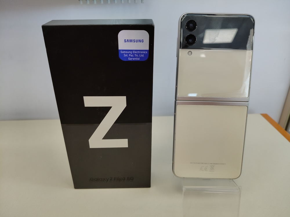 Смартфон Samsung Galaxy Z-Flip 3 8/128