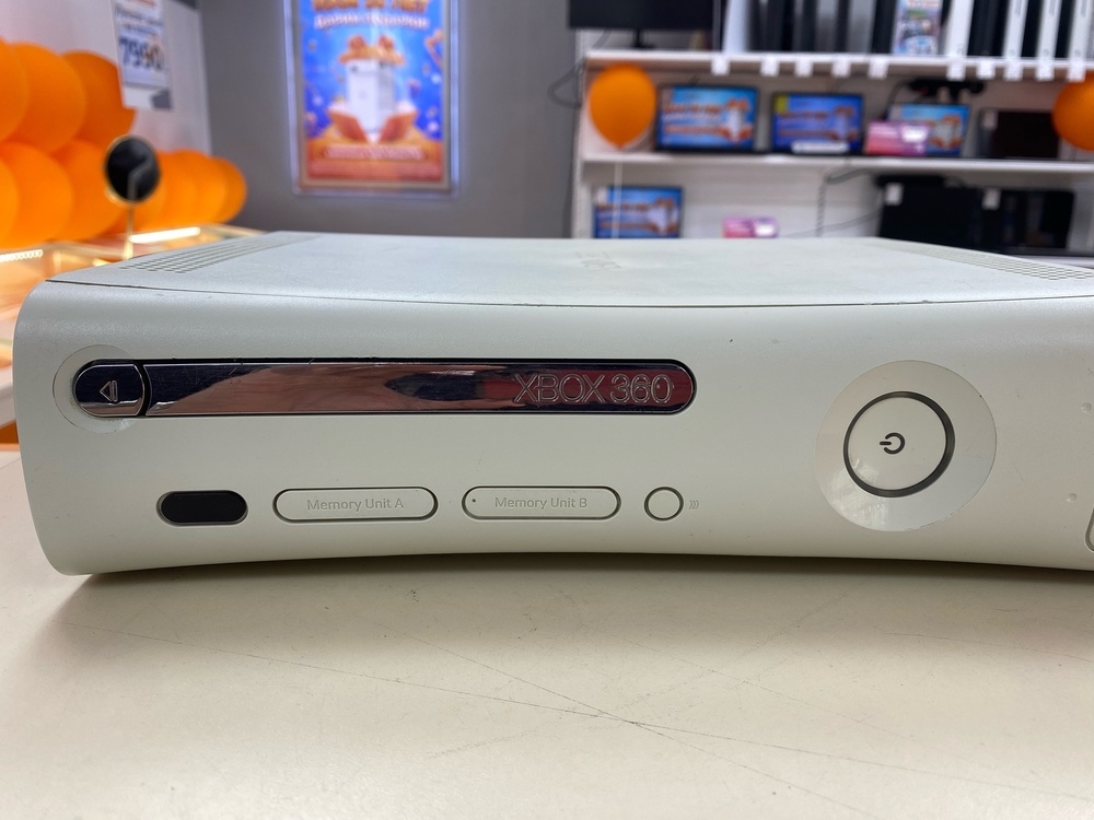 Игровая приставка Xbox 360;